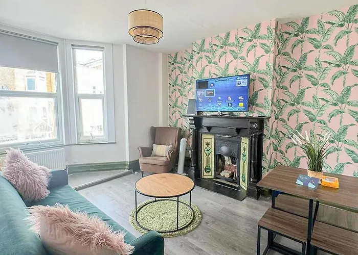 Lovely 2-Bedroom Flat With Indoor Fireplace In Shepherds Bush, Near White City