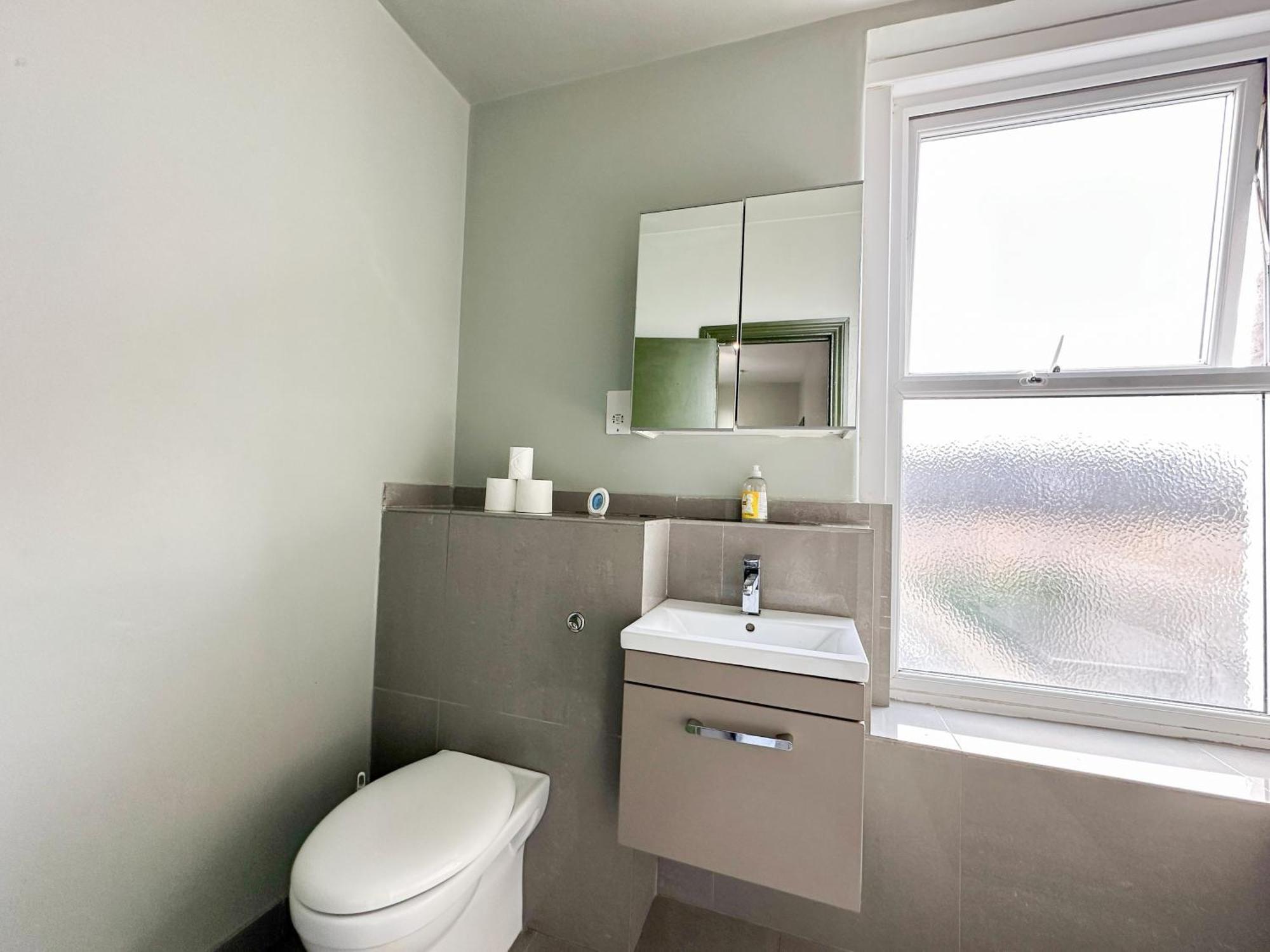 Lovely 2-bedroom Flat With Indoor Fireplace In Shepherds Bush, Near White Appartamento Londra
