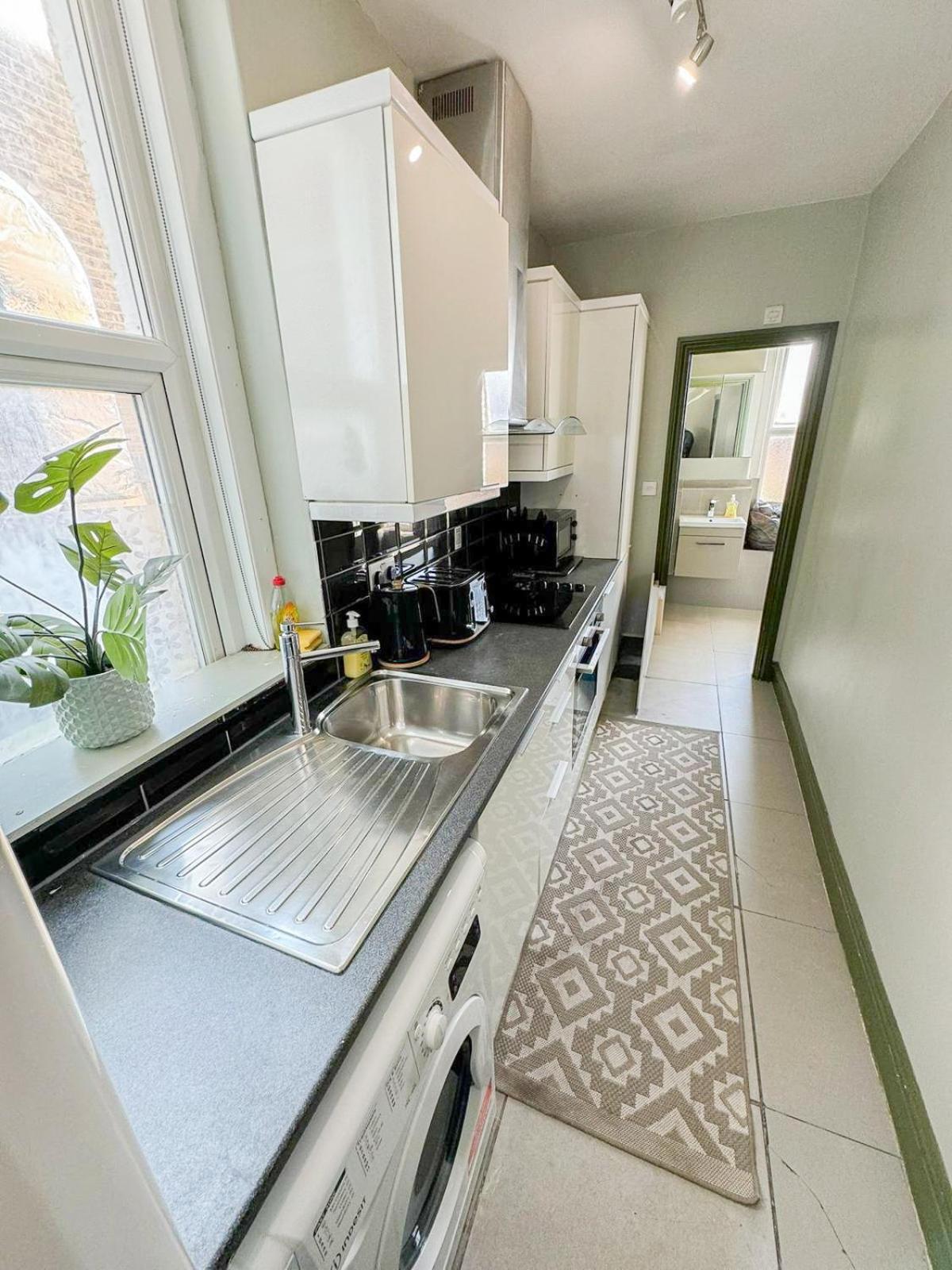 Lovely 2-bedroom Flat With Indoor Fireplace In Shepherds Bush, Near White *