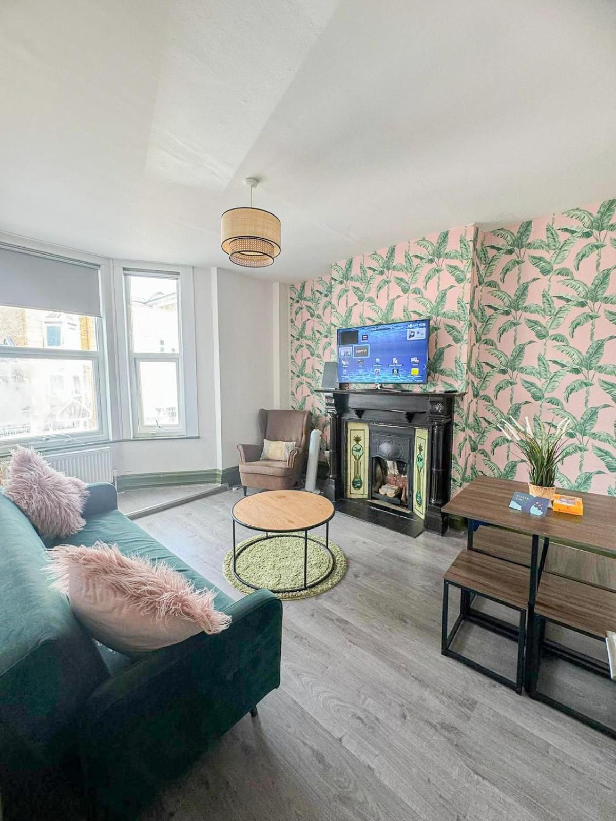 Lovely 2-bedroom Flat With Indoor Fireplace In Shepherds Bush, Near White Londra