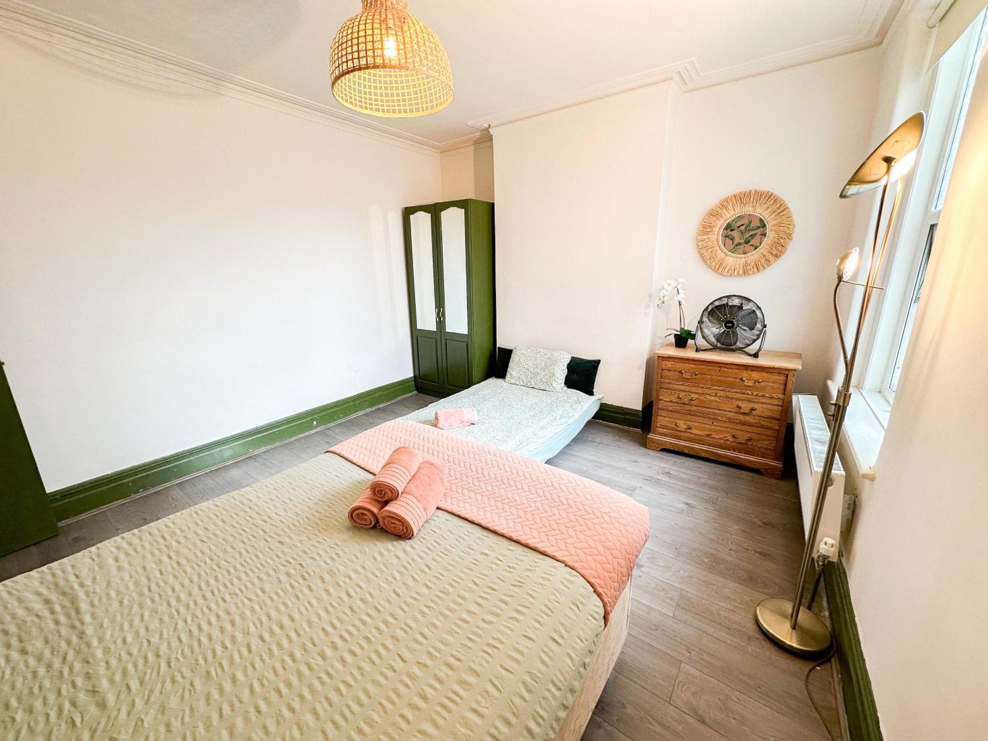 Lovely 2-bedroom Flat With Indoor Fireplace In Shepherds Bush, Near White * Londra