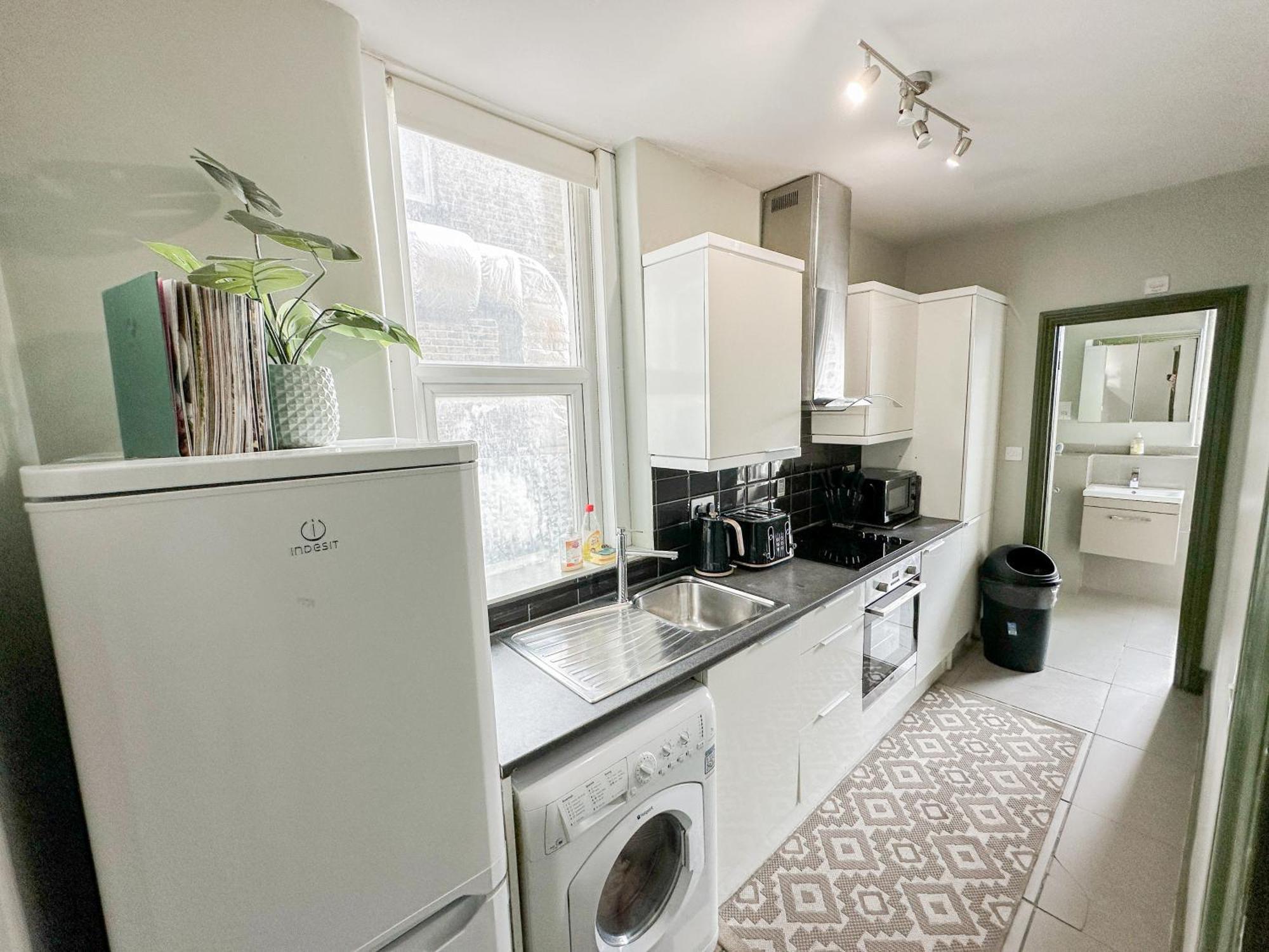 Lovely 2-bedroom Flat With Indoor Fireplace In Shepherds Bush, Near White Appartamento Londra