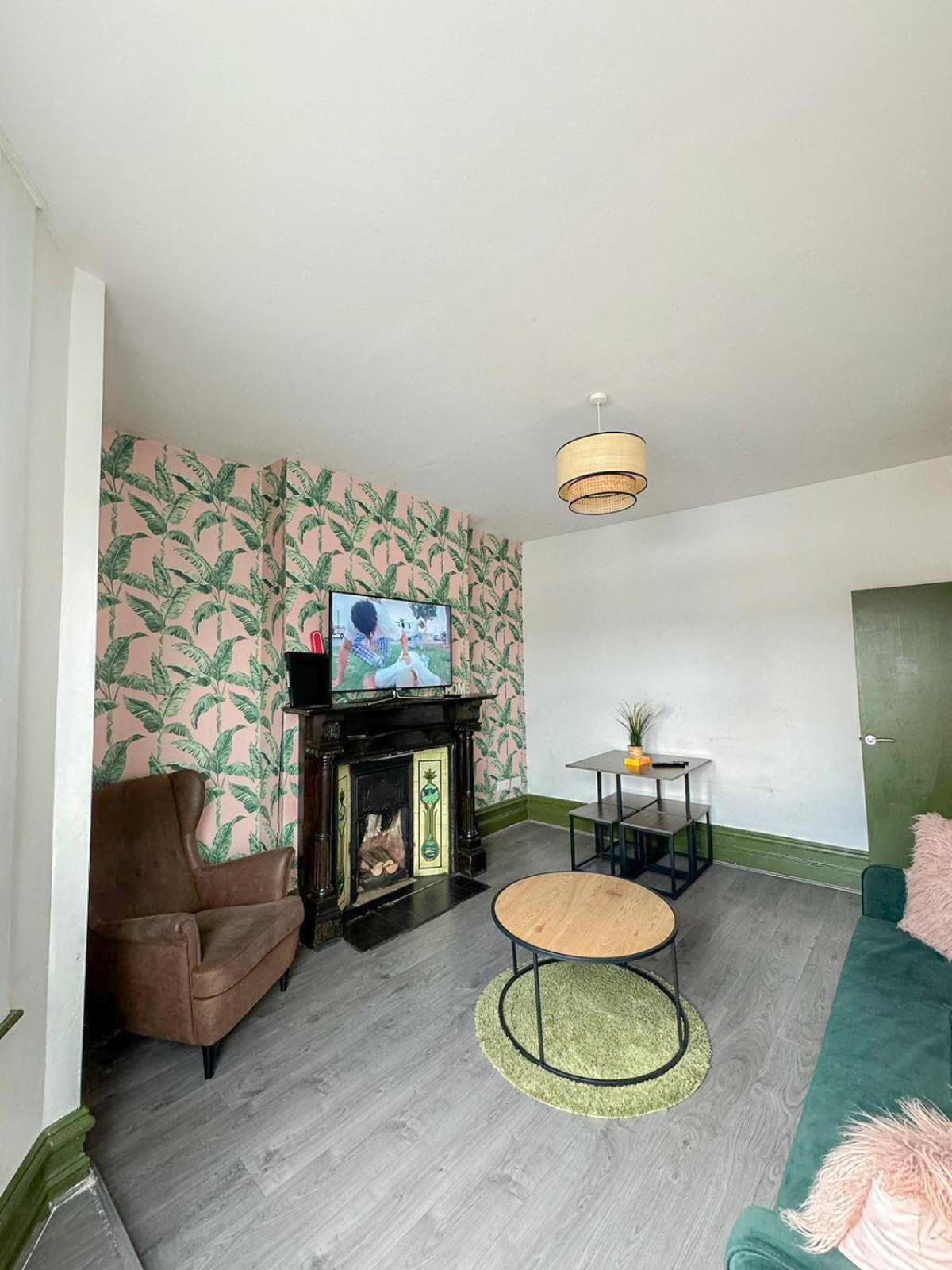 Lovely 2-bedroom Flat With Indoor Fireplace In Shepherds Bush, Near White Appartamento Londra