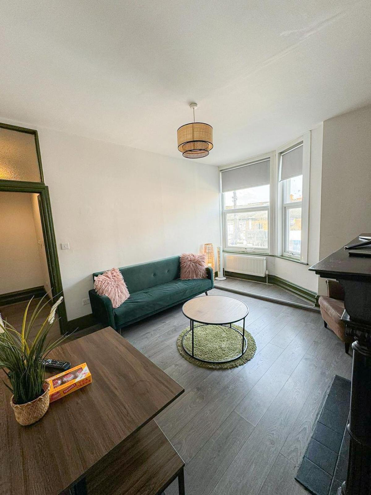 Lovely 2-bedroom Flat With Indoor Fireplace In Shepherds Bush, Near White Londra