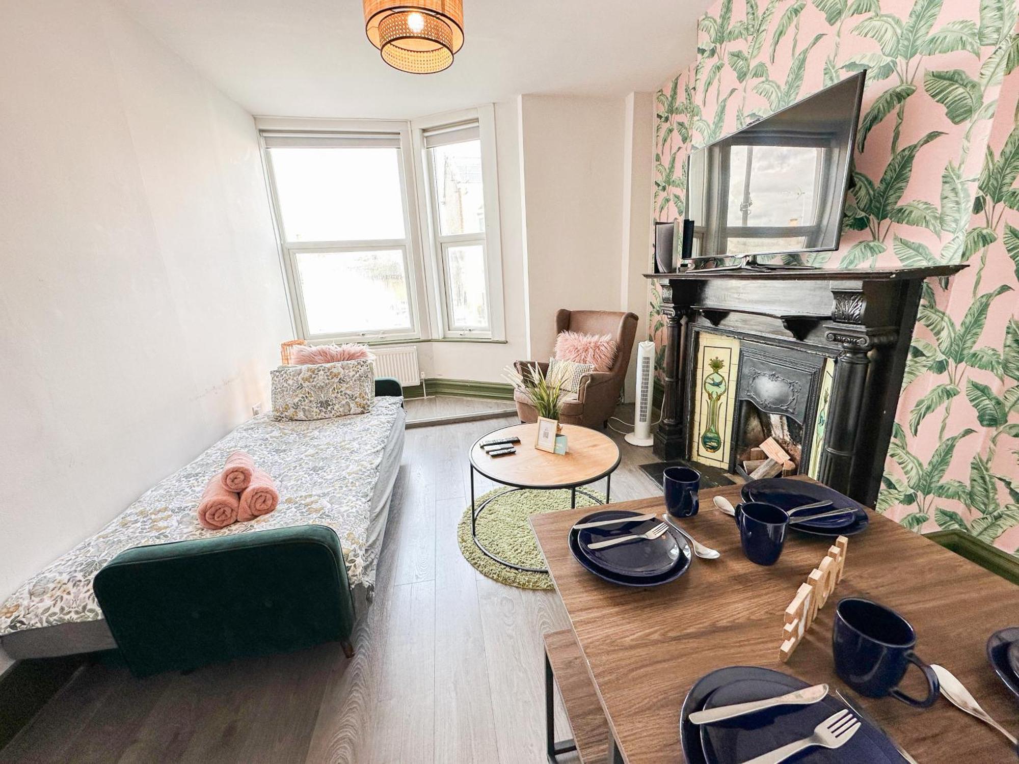 Lovely 2-bedroom Flat With Indoor Fireplace In Shepherds Bush, Near White * Londra