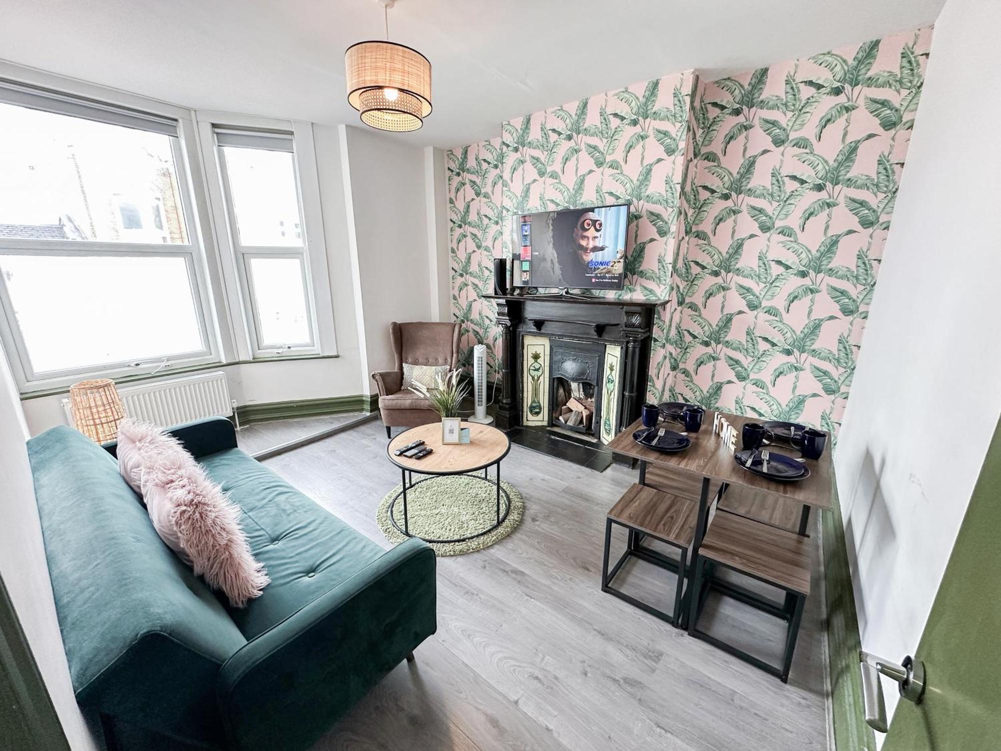 Lovely 2-bedroom Flat With Indoor Fireplace In Shepherds Bush, Near White *