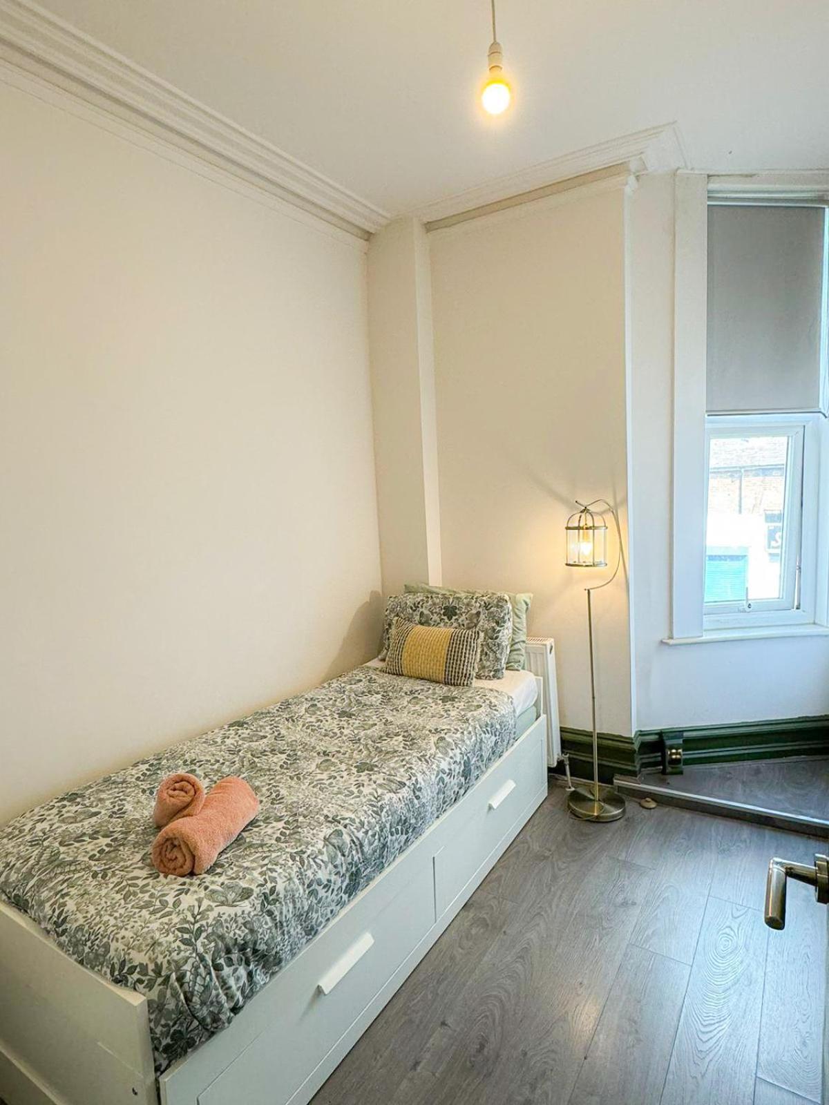 Lovely 2-bedroom Flat With Indoor Fireplace In Shepherds Bush, Near White Appartamento