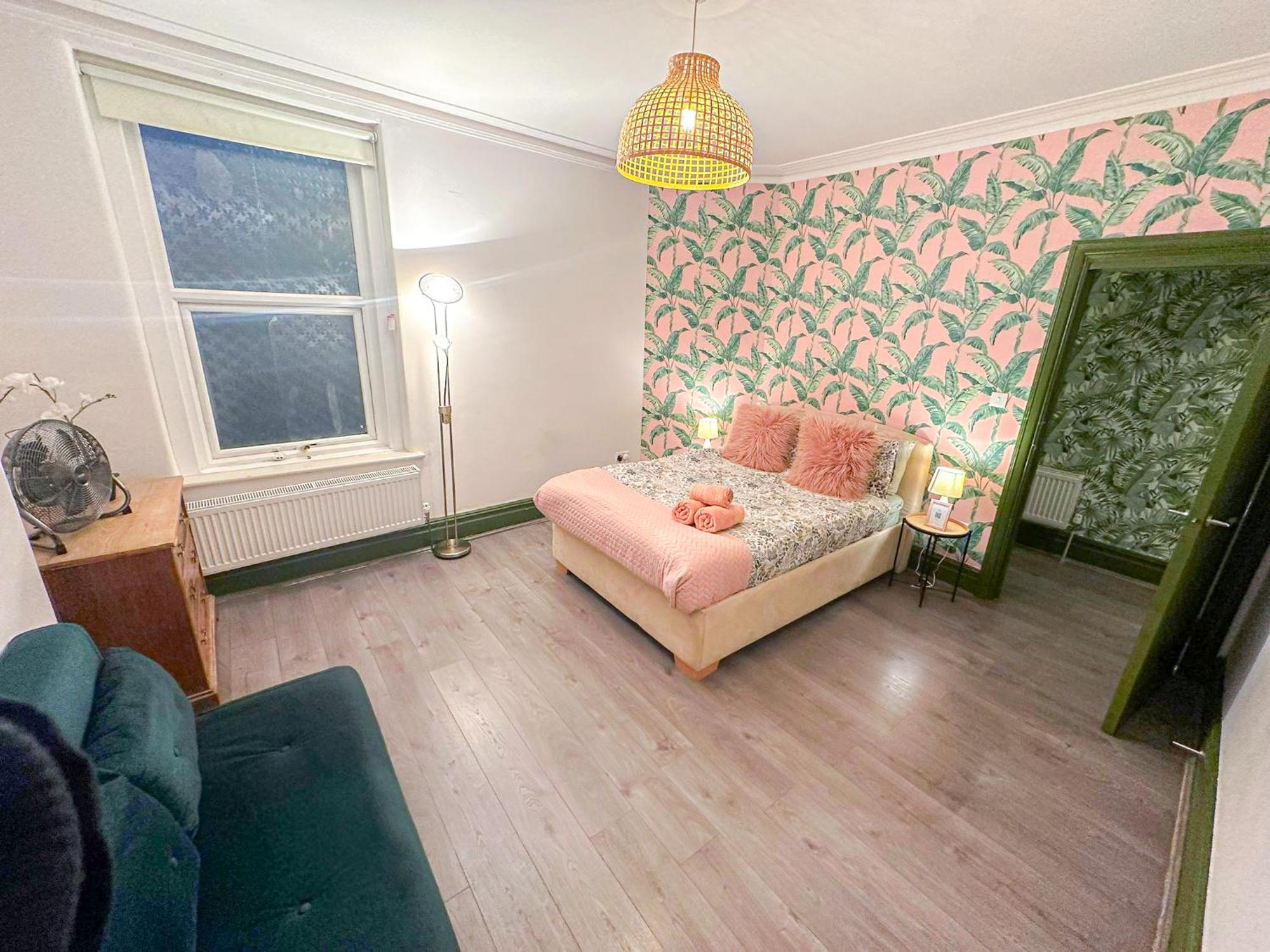 Lovely 2-bedroom Flat With Indoor Fireplace In Shepherds Bush, Near White Appartamento Londra