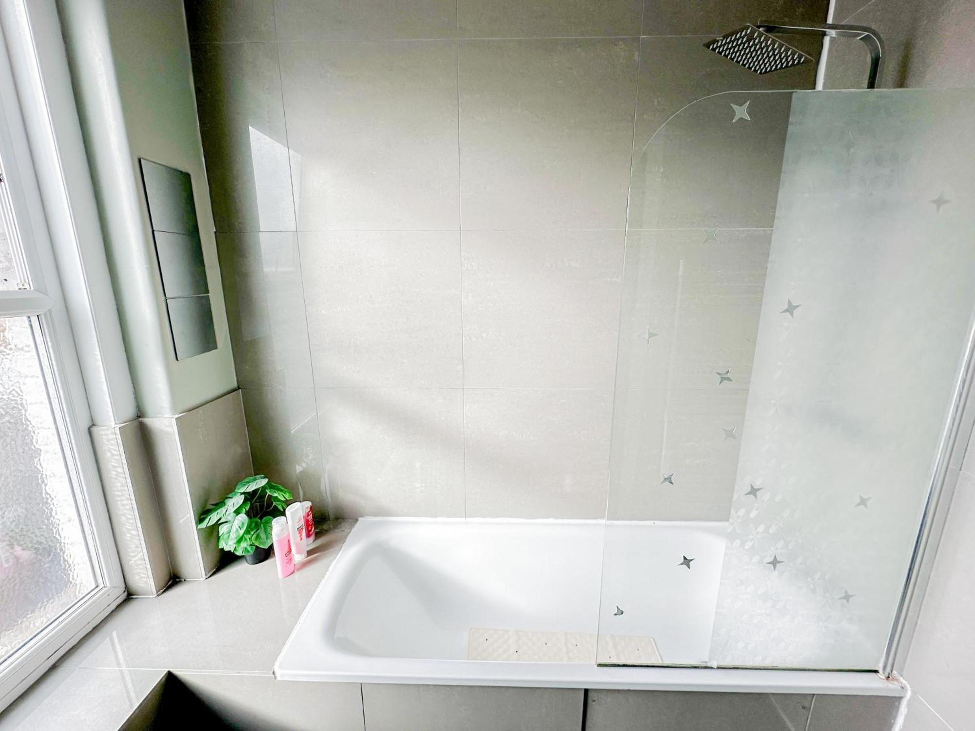 Lovely 2-bedroom Flat With Indoor Fireplace In Shepherds Bush, Near White * Londra