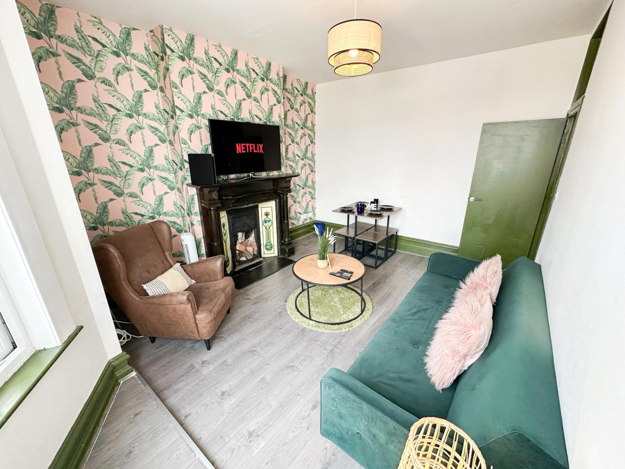 Lovely 2-bedroom Flat With Indoor Fireplace In Shepherds Bush, Near White