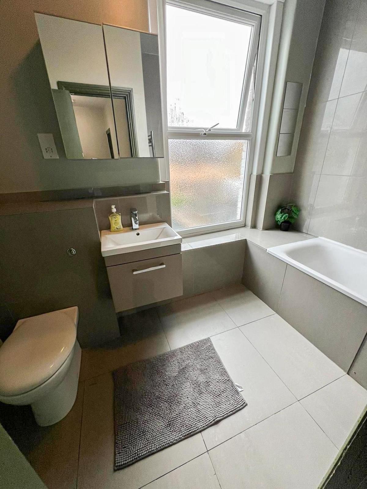 Lovely 2-bedroom Flat With Indoor Fireplace In Shepherds Bush, Near White Appartamento Londra