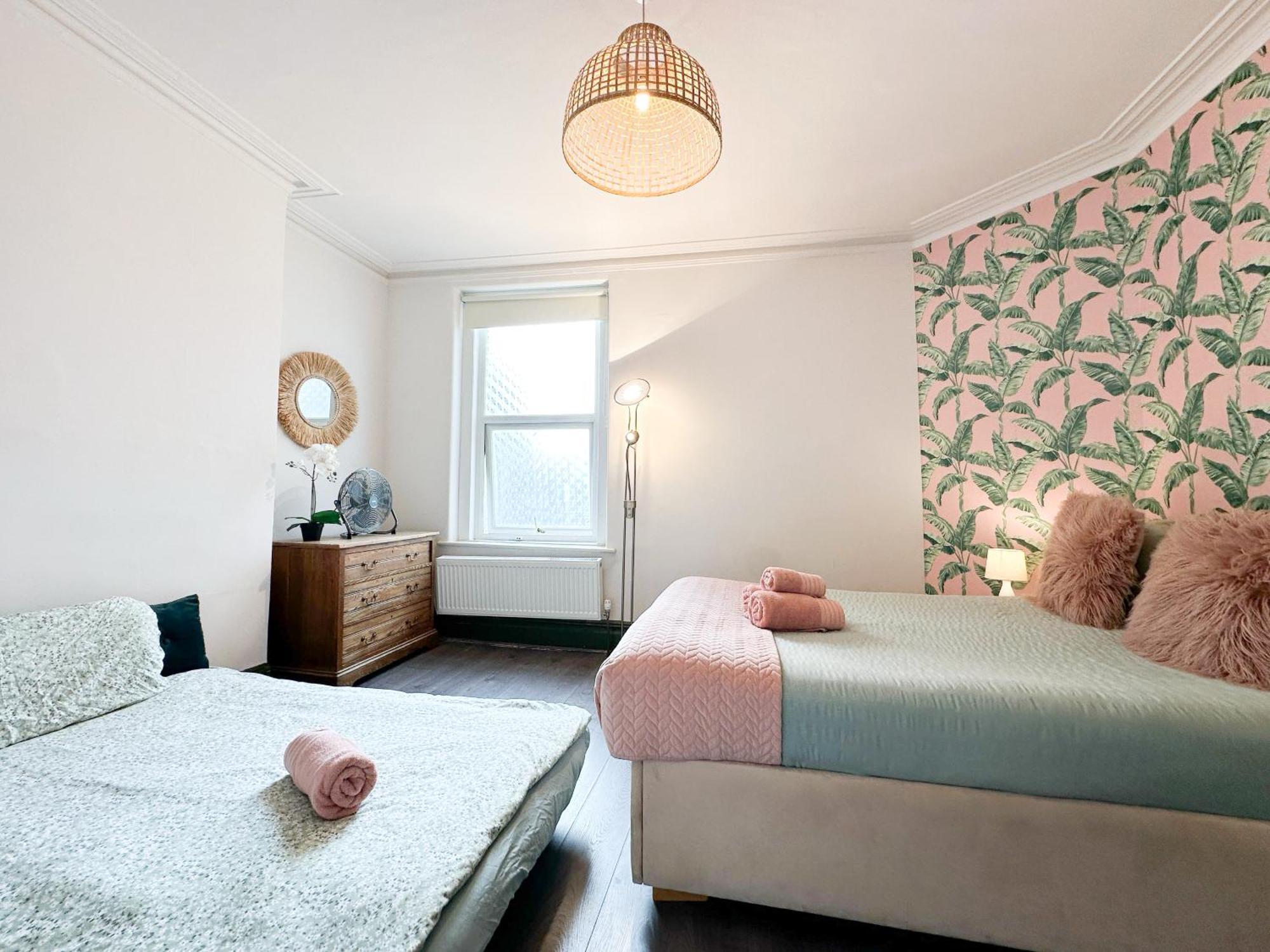 Lovely 2-bedroom Flat With Indoor Fireplace In Shepherds Bush, Near White *