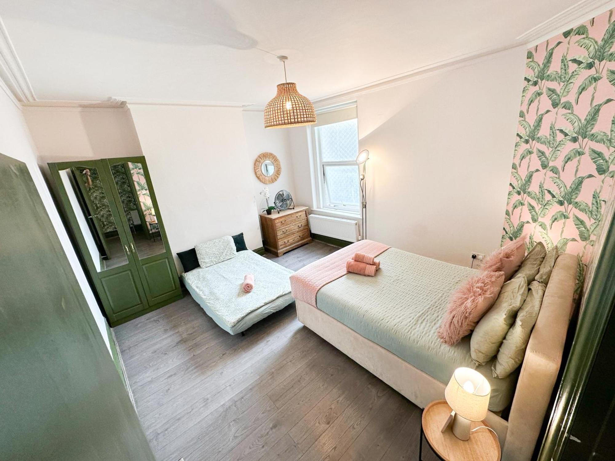 Lovely 2-bedroom Flat With Indoor Fireplace In Shepherds Bush, Near White Appartamento