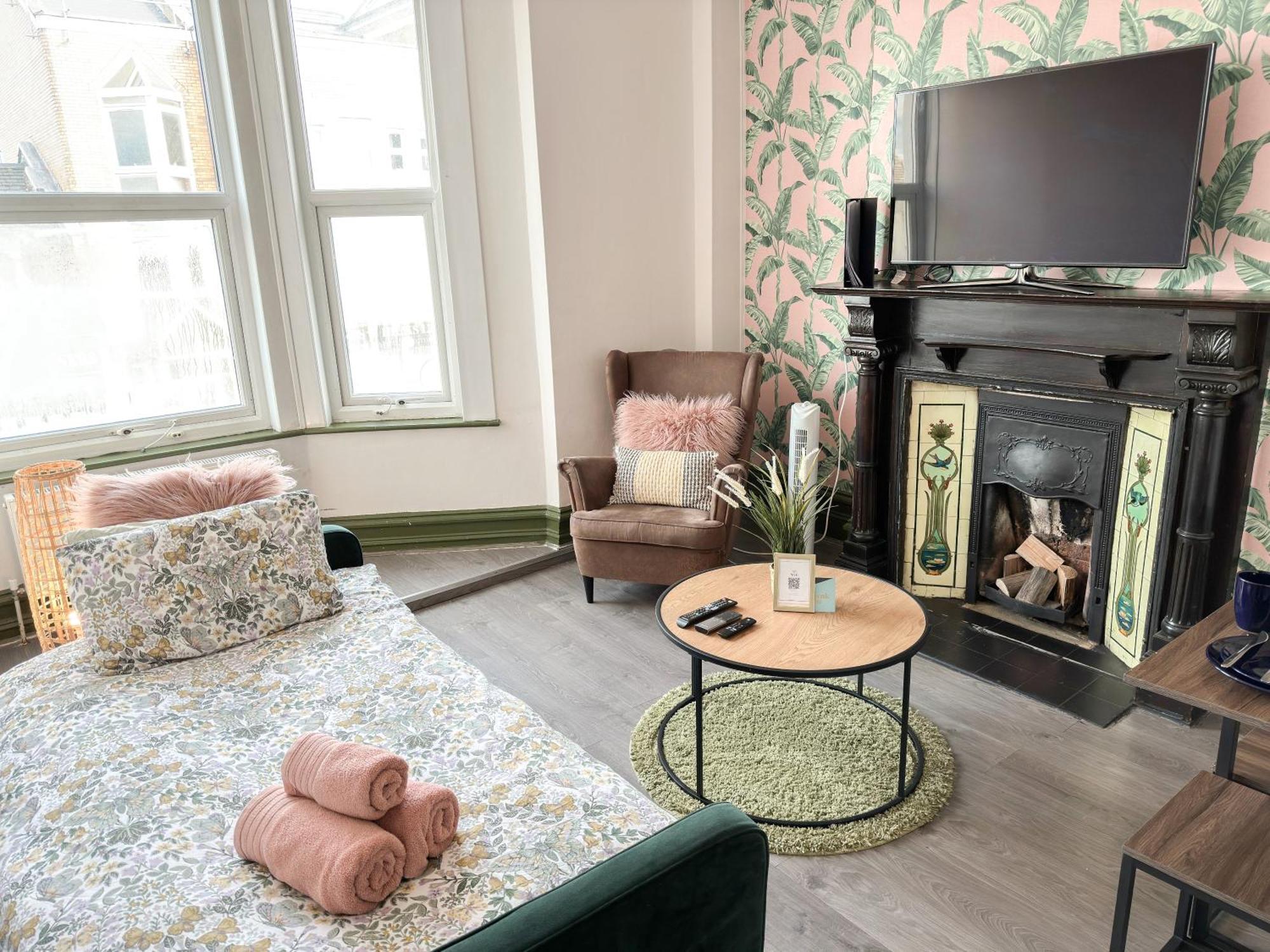 Lovely 2-bedroom Flat With Indoor Fireplace In Shepherds Bush, Near White *